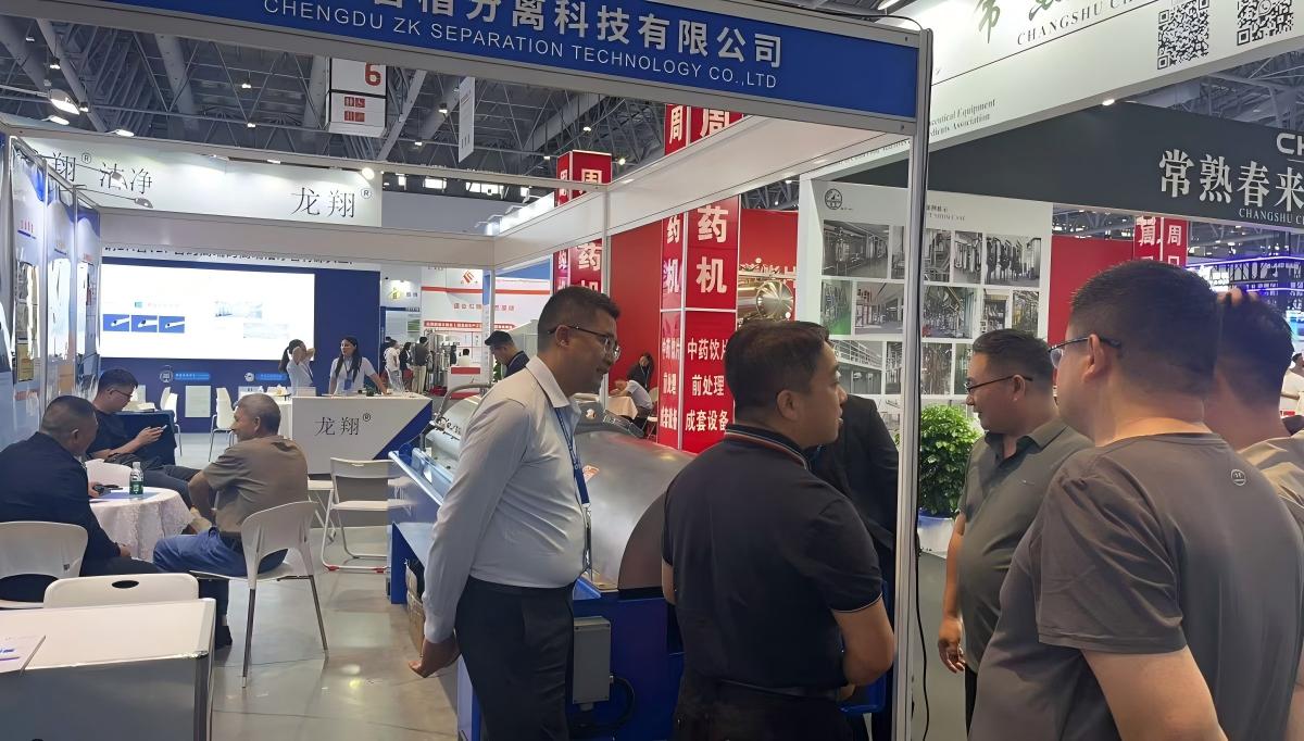 客户在智楷分离展台查看卧螺离心机
